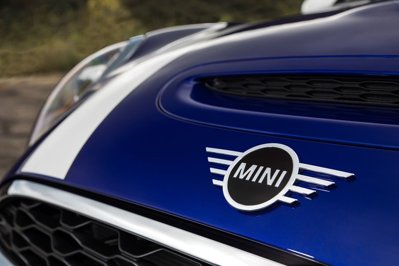 Mini λογότυπο σε αυτοκίνητο