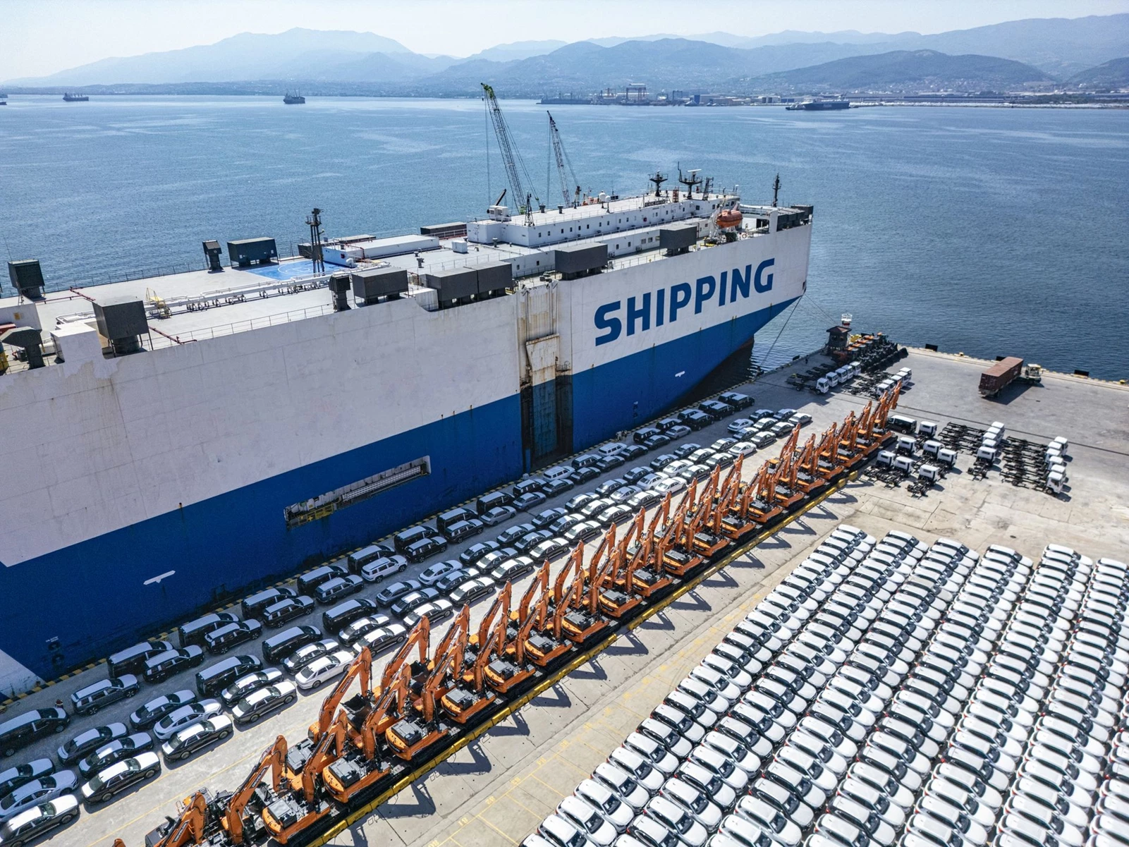 Οχηματαγωγό πλοίο σε λιμάνι