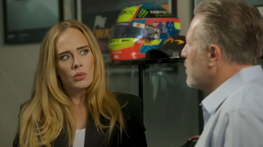 Η Adele στις εγκαταστάσεις της McLaren