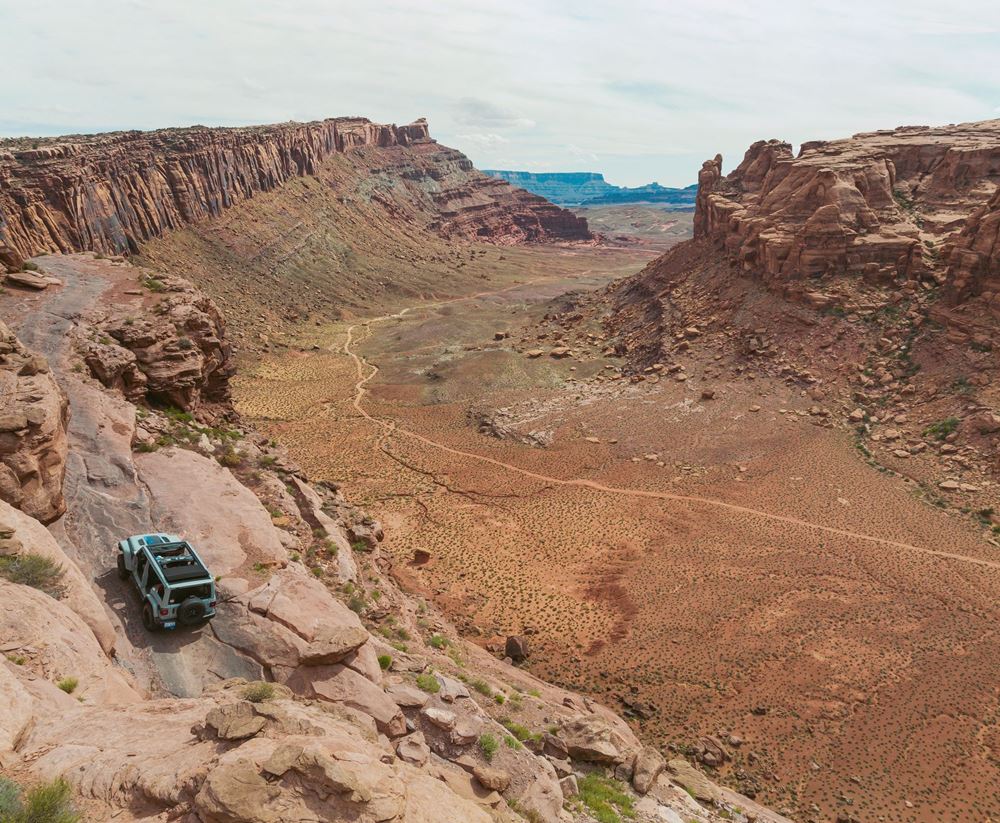 Jeep Wrangler Rubicon Cliff Hanger