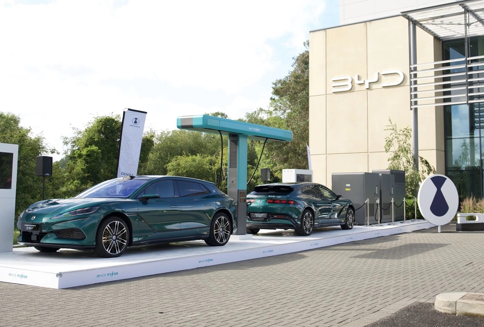 BYD Flash Charger υπερταχεία φόρτιση Αγγλία