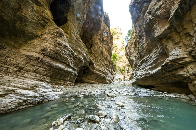 odoiporiko Albania Aprilia Tuareg