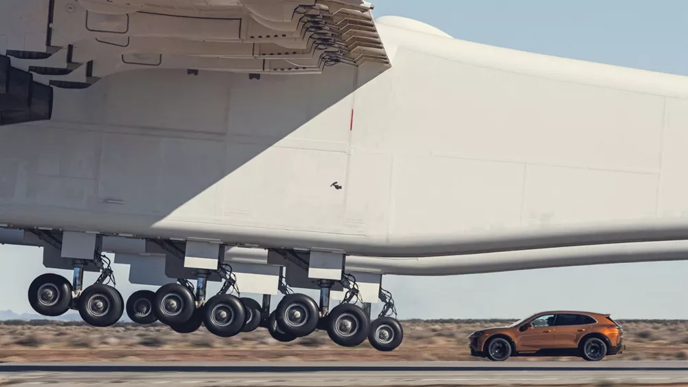 Porsche Cayenne Stratolaunch αεροπλάνο