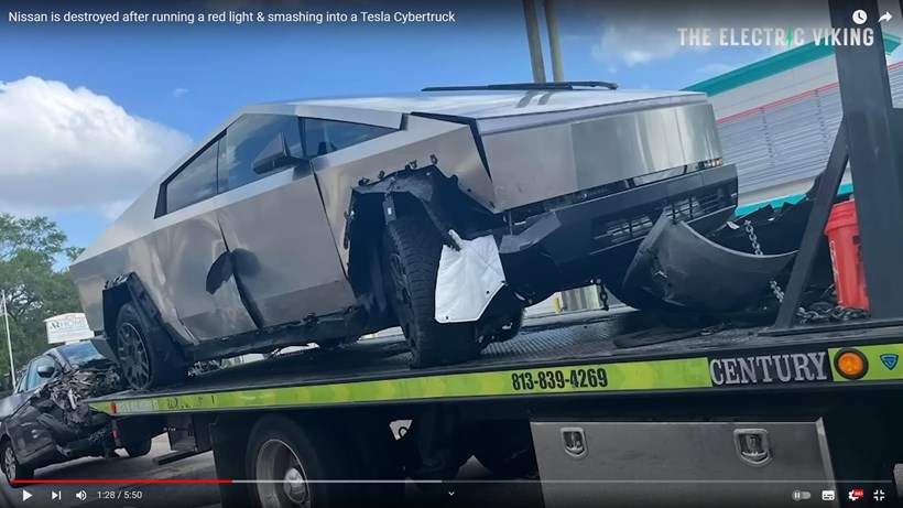 Tesla Cybertruck τρακάρισμα