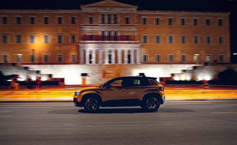 Jeep Avenger Athens by night