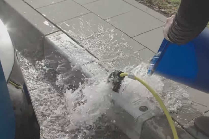 Rheinmettal φορτιστής ηλεκτρικών αυτοκινήτων σε πεζοδρόμιο