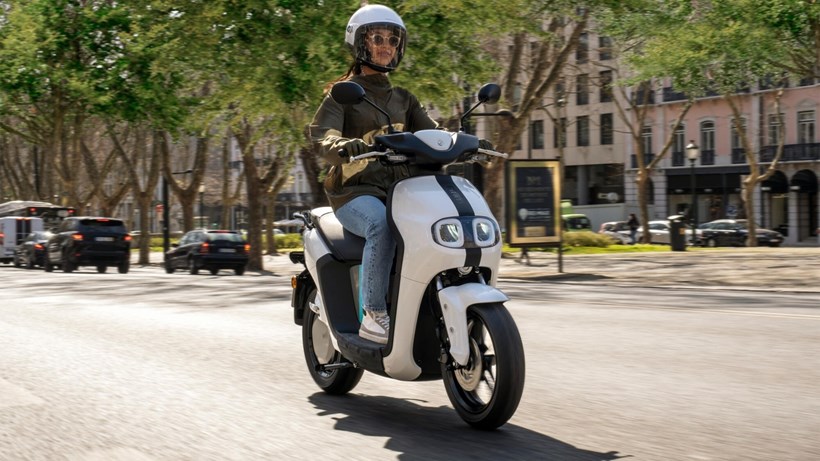 Yamaha NEO's Dual Battery