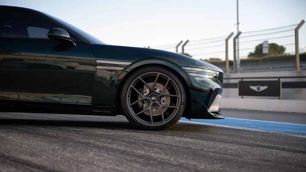 Genesis G90 Wingback