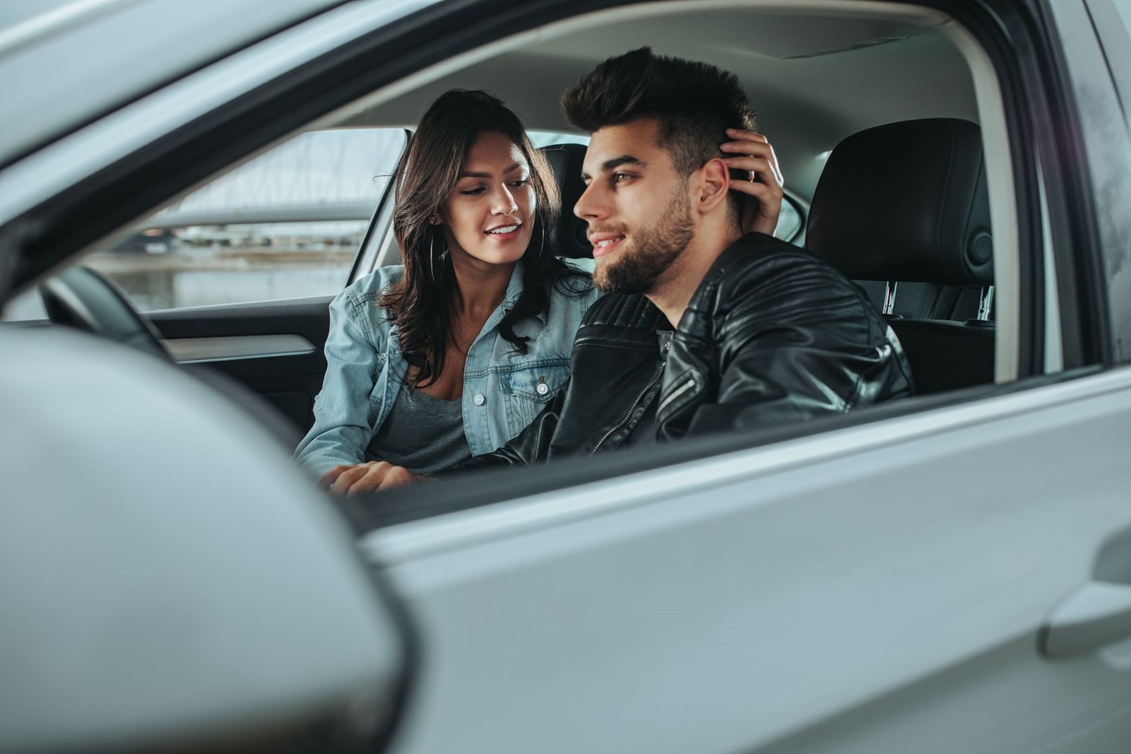 Ζευγάρι περιπτύξεις στο αυτοκίνητο