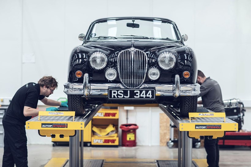 Queen Elizabeth Platinum Jubilee Jaguar LandRover