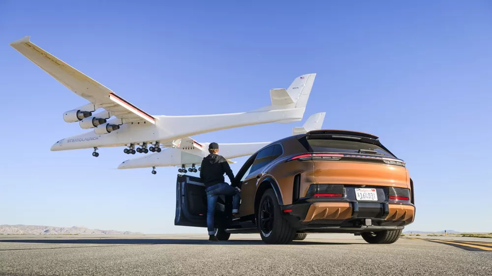 Porsche Cayenne Stratolaunch αεροπλάνο