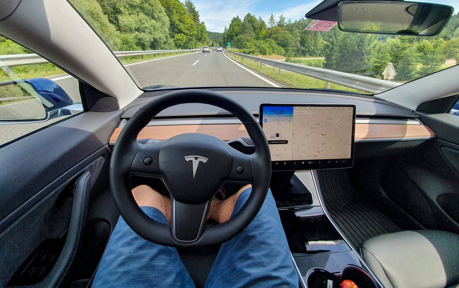 Tesla σε λειτουργία FSD πλήρους αυτόνομης οδήγησης