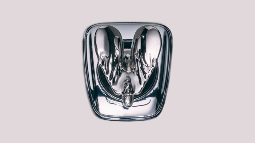 H Rolls Royce σκέφτεται ηλεκτρικά και αλλάζει το σήμα της