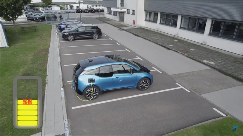 Rheinmettal φορτιστής ηλεκτρικών αυτοκινήτων σε πεζοδρόμιο