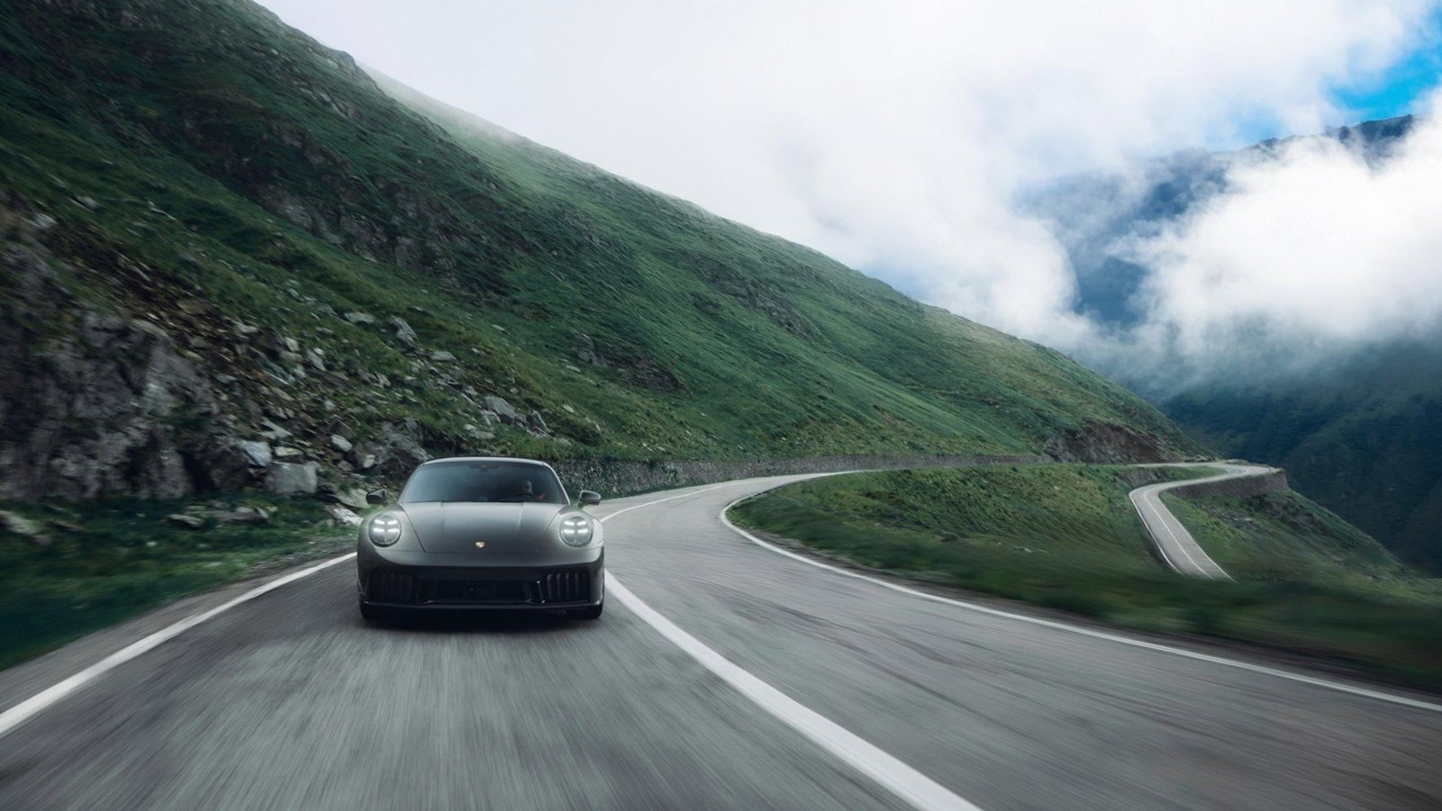Porsche 911 Carrera 4 GTS Transfagarasan