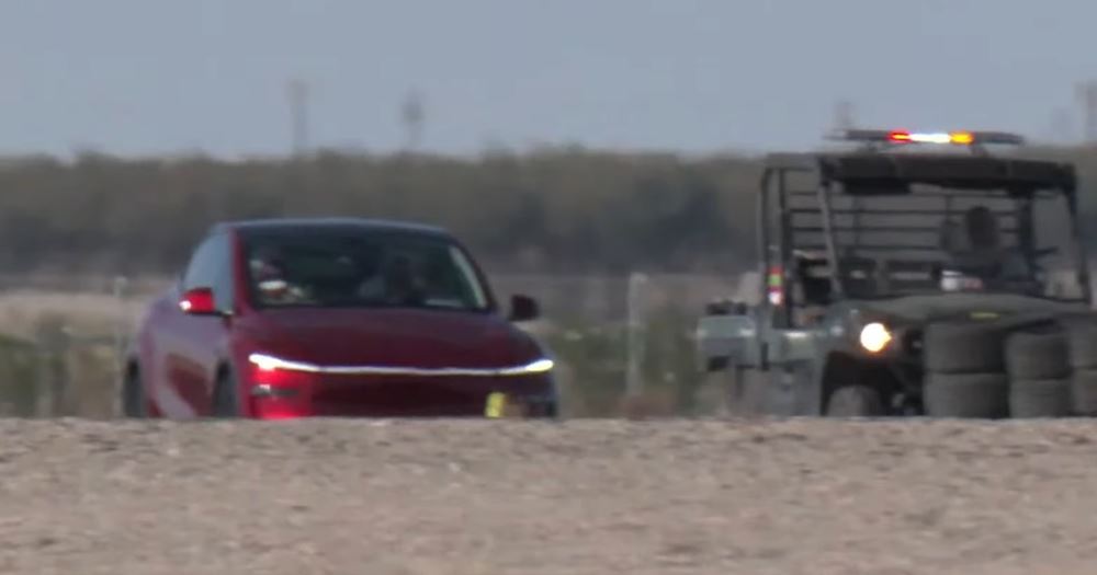 Tesla ανάποδα σε αγώνα μοτοσυκλετών