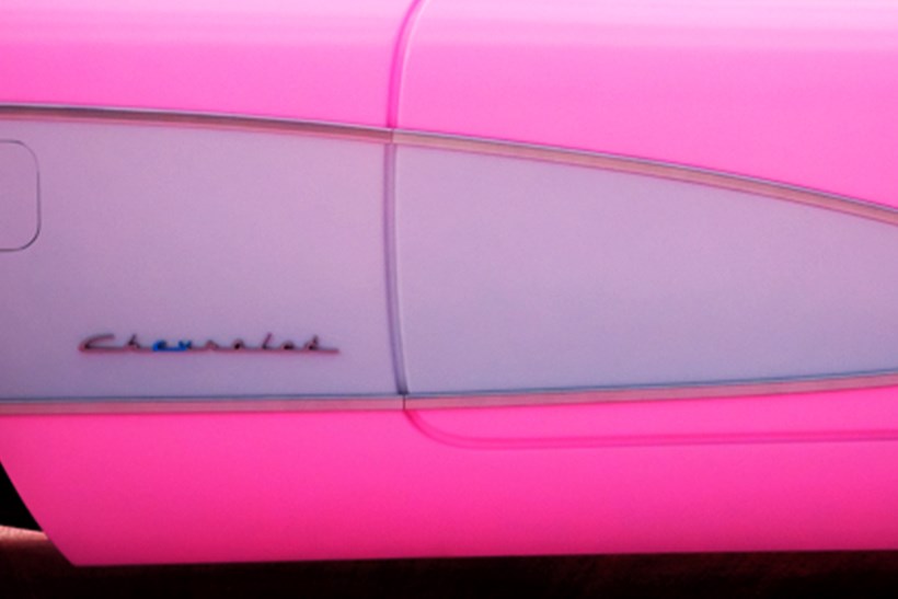 Η Barbie οδηγεί ηλεκτρικη Corvette
