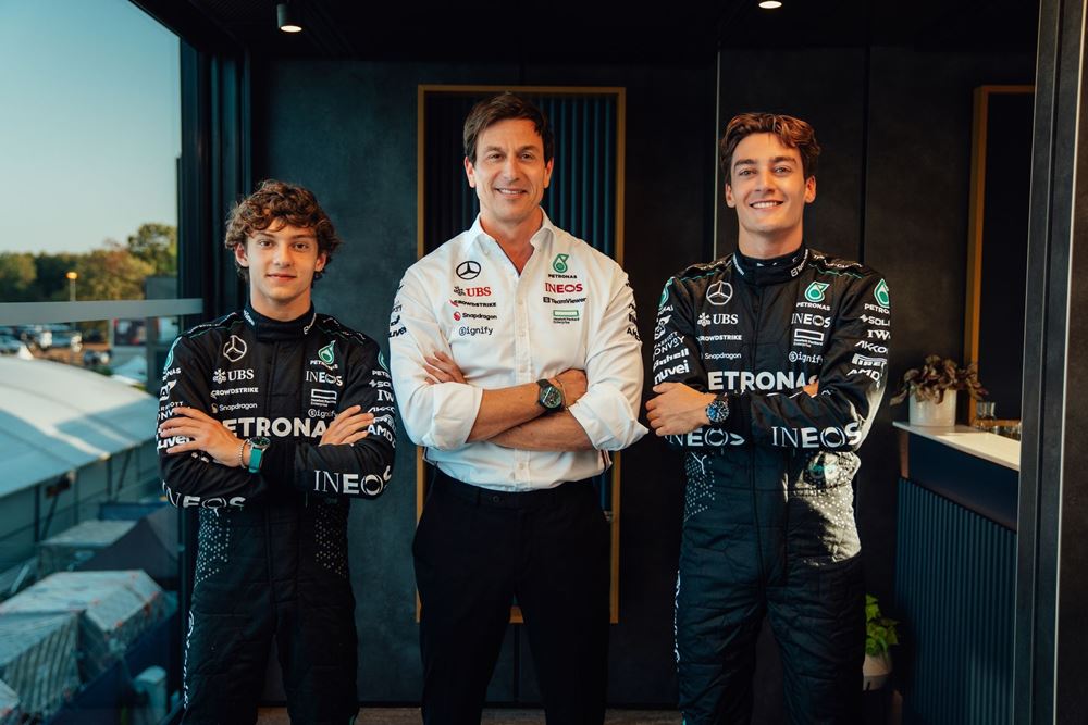 Andrea_Kimi_Antonelli_Toto_Wolff_George_Russell_Mercedes_2025