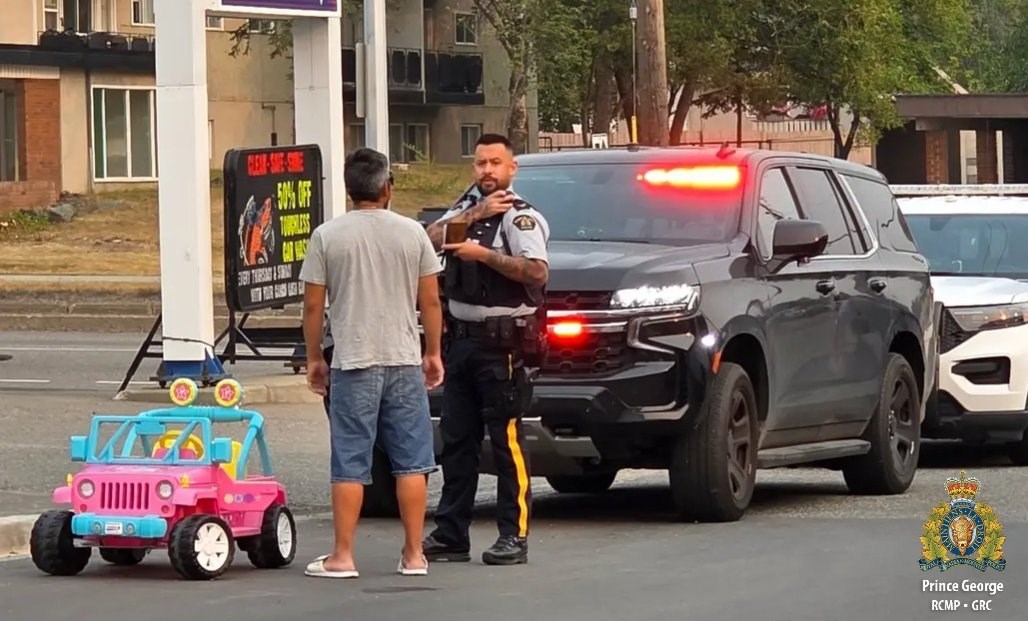 Οδηγός σε παιδικό αυτοκινητάκι