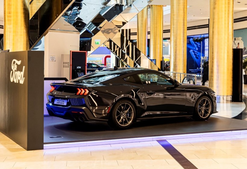 Ford Mustang Dark Horse Golden Hall