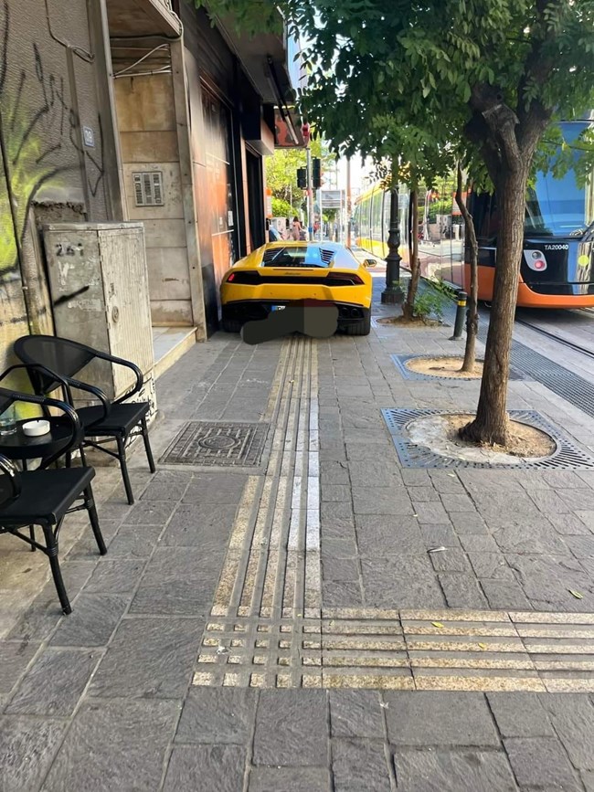 Lamborghini Huracan παρκάρισμα πάνω στο πεζοδρόμιο