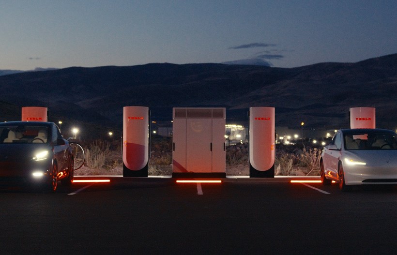 Tesla V4 ταχυφορτιστής
