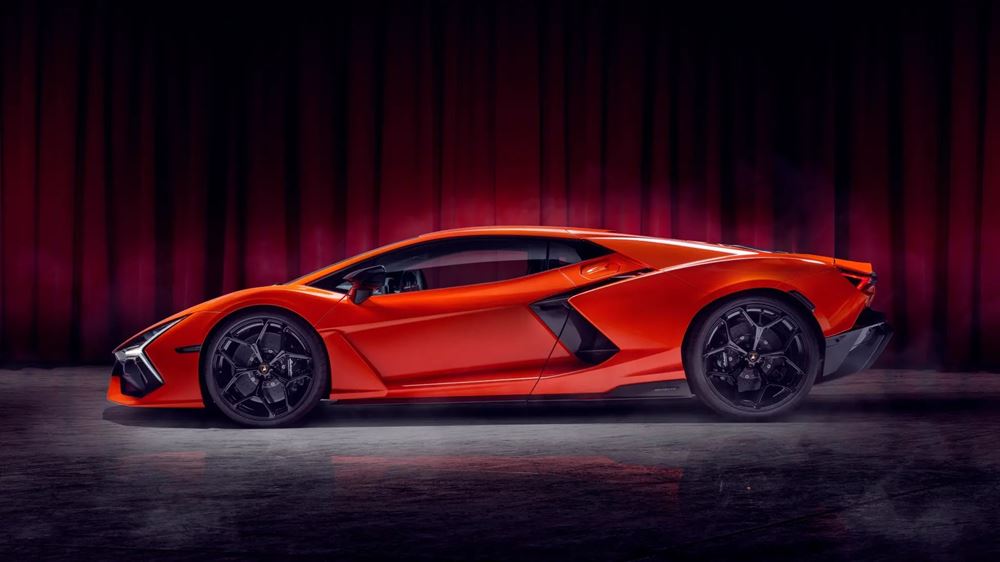 Lamborghini Revuelto 2024