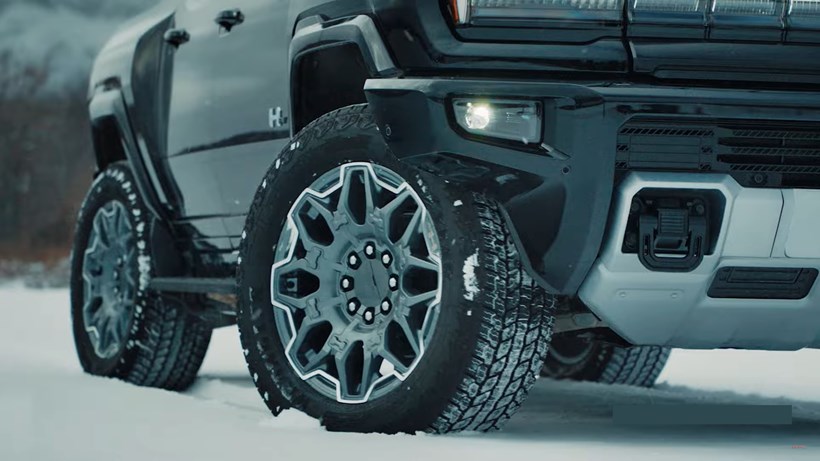 GMC Hummer EV Crabwalk κίνηση στο πλάι