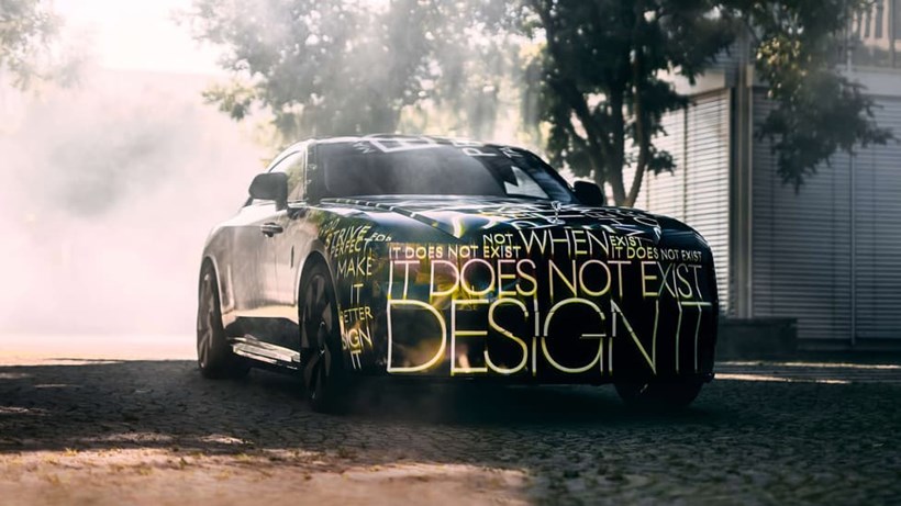 H Rolls Royce σκέφτεται ηλεκτρικά και αλλάζει το σήμα της