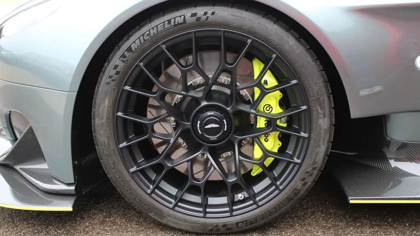 Aston Martin Vantage AMR Pros