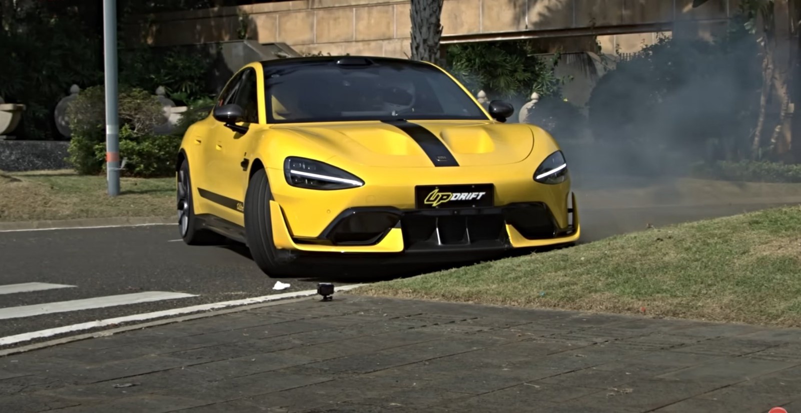 Xiaomi SU7 Ultra drift