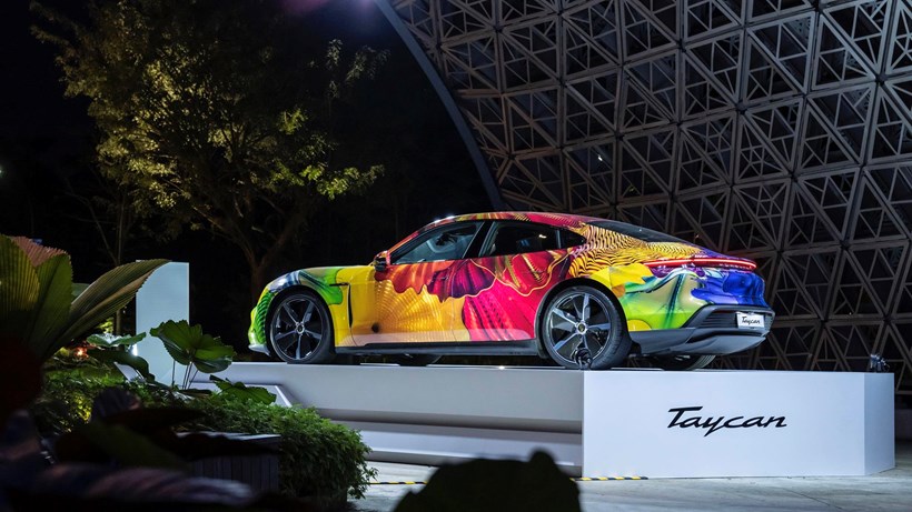 Porsche Taycan με έργο τέχνης από τον Dale Chihuly