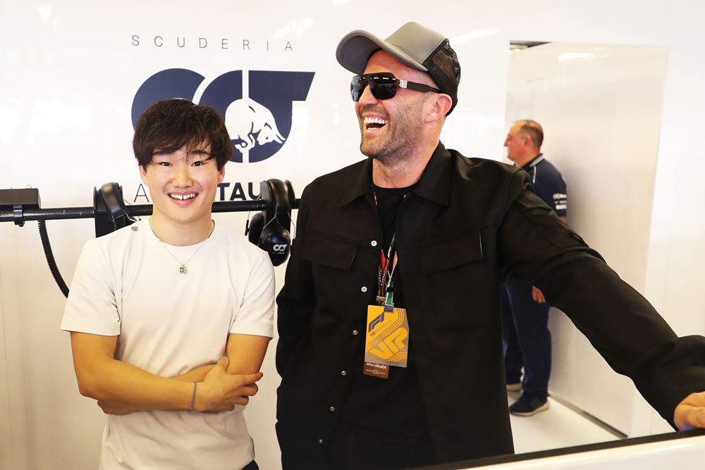 Yuki Tsunoda Jason Statham F1 Άμπου Ντάμπι