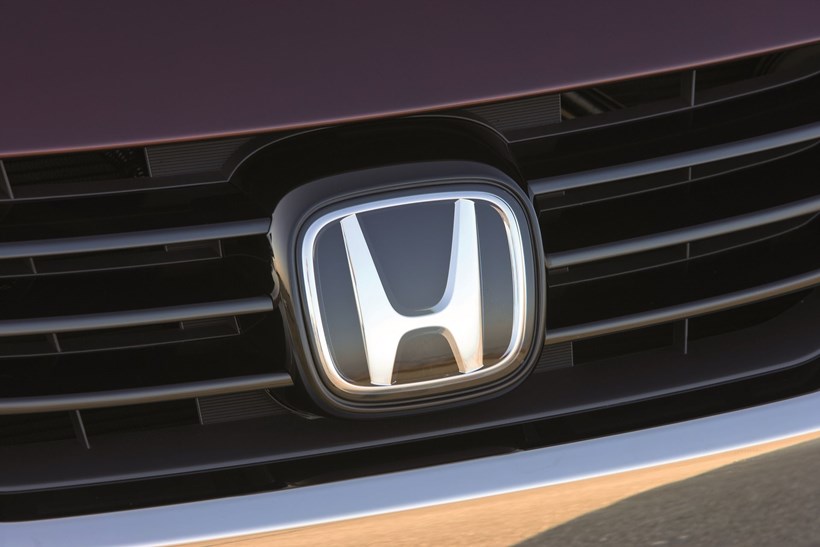 Honda λογότυπο στη μάσκα αυτοκινήτου