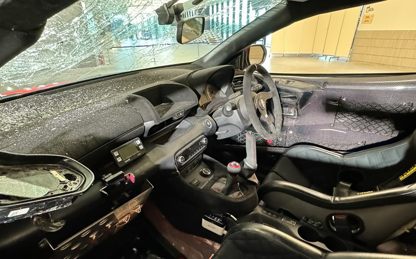 Toyota Yaris τρακρισμένο εγκαίνια τεχνικού κέντρου από Akio Toyoda