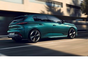 Η Adele επισκέφτηκε τις εγκαταστάσεις της McLaren και οδήγησε σε προσομοιωτή (video) - εικόνα 8