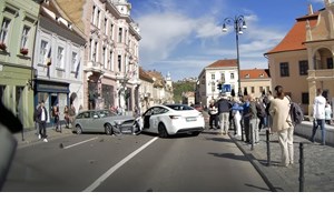 Δείτε το εντυπωσιακό σύστημα αυτόνομης οδήγησης FSD 13.2 της Tesla σε λειτουργία (video) - εικόνα 1