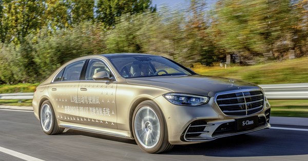 Δείτε 5 Tesla Cybertruck να δίνουν ένα μοναδικό light show - εικόνα 5