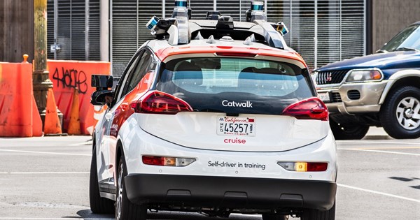 Πλήθος ανθρώπων έβαλε φωτιά σε αυτόνομη Jaguar (video) - εικόνα 3