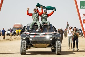 Κυριαρχία της Defender στην παρθενική της εμφάνιση στο Ράλι Ντακάρ - εικόνα 2