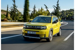 Θεσσαλονίκη: Παρίσταναν τους αστυνομικούς και κυκλοφορούσαν με φάρο στο αυτοκίνητο - εικόνα 2