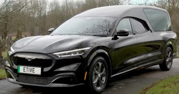 Ειδικό πυροσβεστικό Toyota Hilux για πυρκαγιές σε ηλεκτρικά αυτοκίνητα - εικόνα 3