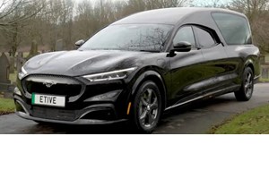 Ειδικό πυροσβεστικό Toyota Hilux για πυρκαγιές σε ηλεκτρικά αυτοκίνητα - εικόνα 3