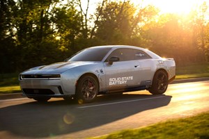 Το νέο Dodge Charger Super Bee γίνεται πισωκίνητο με το πάτημα ενός κουμπιού - εικόνα 1