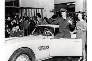 Πωλείται το απίστευτο αυτοκίνητο-κιθάρα του Elvis Presley - εικόνα 1