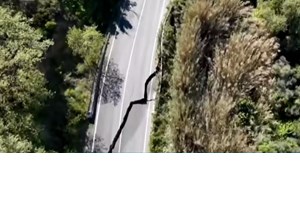 Θεσσαλονίκη: Αυτοκίνητο βρέθηκε στο κενό-γιατί άνοιξε ο δρόμος - εικόνα 2