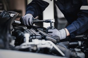 Αυτοκίνητα-μυστήριο τυλιγμένα σε κόκκινες σακούλες-Τι κρύβεται πίσω από το παράξενο θέαμα - εικόνα 2