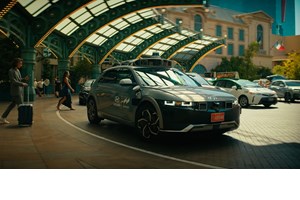 Πλήθος ανθρώπων έβαλε φωτιά σε αυτόνομη Jaguar (video) - εικόνα 4