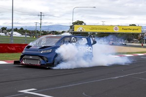 Το Ford Supervan 4.2 των 2.000 ίππων στα χέρια του Stig (video) - εικόνα 1