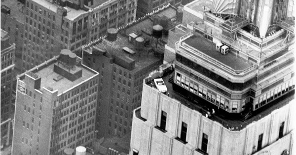 Video: Γερανός ανεβάζει μια κλασική Porsche στον 58ο όροφο ουρανοξύστη - εικόνα 5